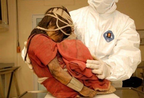 <p>Çocuklar uyuşturucu maddenin etkisi ile baygınlık geçiriyor. Daha sonra dağın yamacına götürülüyor ve donarak ölüme terk ediliyorlardı.</p>

<p> </p>
