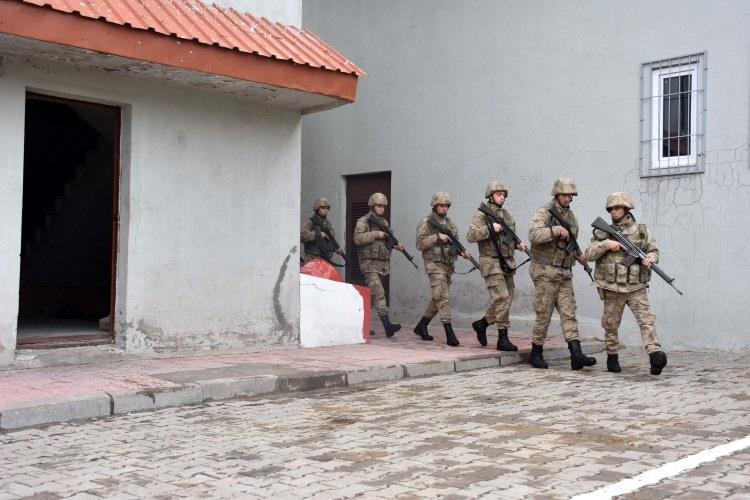 <p><strong>"Çok sayıda terör örgütü mensubu silahlarıyla etkisiz hale getirilmiştir"    </strong></p>

<p>Üçevler Karakol Komutan Vekili Üstçavuş Salih Kuday, AA muhabirine yaptığı açıklamada, bölgelerinin 450 kilometrekare sorumluluk alanına sahip olduğunu söyledi.</p>
