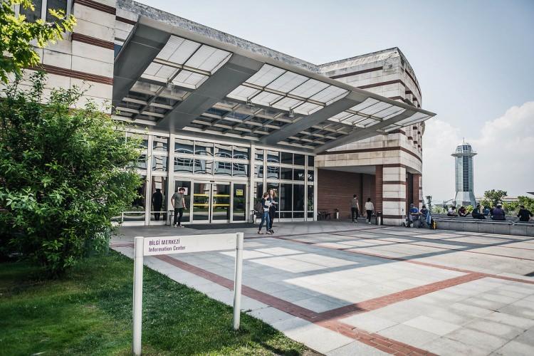 <p>Osmanlı mimarisinden esinlenerek planlanmış dev kubbeli binasında 9.165 m2'lik kapalı alanda sahip merkez,</p>
