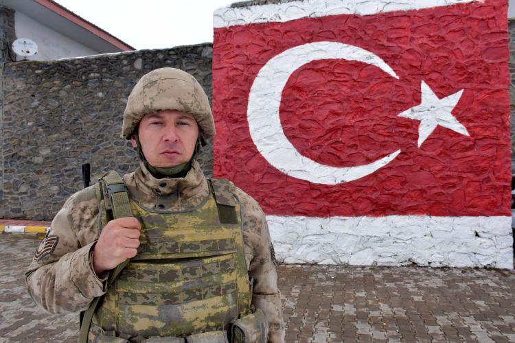 <p>Üçevler Jandarma Karakol Komutanlığının sorumluluk alanında keşif, gözetleme ve pusu faaliyetlerinin yanı sıra bölge halkının tam desteğiyle insansız hava araçlarından elde edilen görüntü ve bilgiler doğrultusunda terörle mücadeleyi sürdürdüklerini kaydeden Özdemir, "Mücadelemiz yüksek derecede başarıya ulaşmış, terör örgütünün beli kırılmıştır. </p>

<p> </p>
