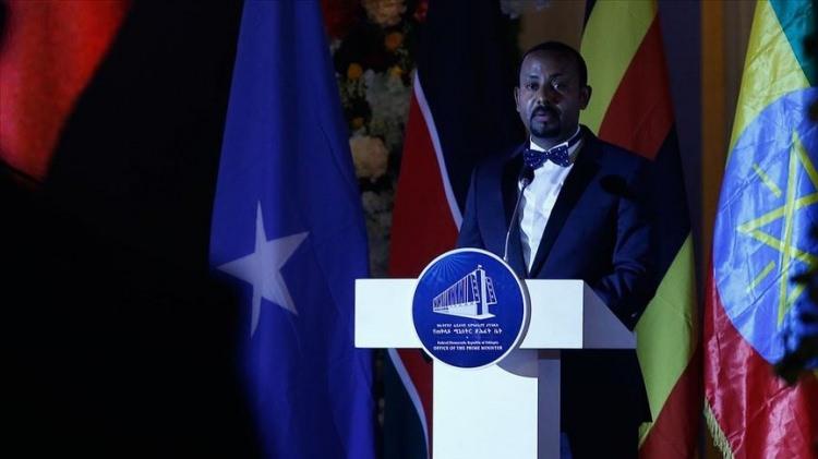 <p>11 Ekim</p>
<p>- Nobel Barış Ödülü, "Eritre ile sınır çatışmasını çözmede kararlı inisiyatifi, uluslararası iş birliği ve barışa ulaşılmasındaki çabaları" nedeniyle Etiyopya Başbakanı Abiy Ahmet Ali'ye verildi.</p>