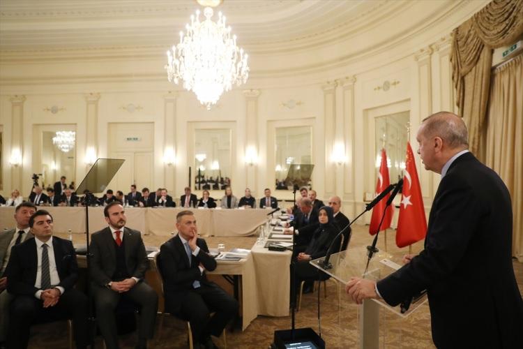 <p>Türkiye Cumhurbaşkanı Recep Tayyip Erdoğan, Küresel Mülteci Forumu'na katılmak üzere geldiği Cenevre'de Uluslararası Demokratlar Birliği Avrupa temsilcilerini kabul etti.</p>
