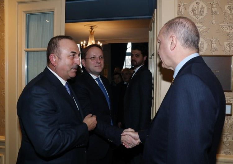 <p>Türkiye Cumhurbaşkanı Recep Tayyip Erdoğan, Küresel Mülteci Forumu'na katılmak üzere İsviçre'nin Cenevre kentine geldi. Erdoğan, Avrupa Birliği'nin (AB) Genişlemeden Sorumlu Komiseri Oliver Varhelyi (sol 2) ile bir süre sohbet etti.</p>
