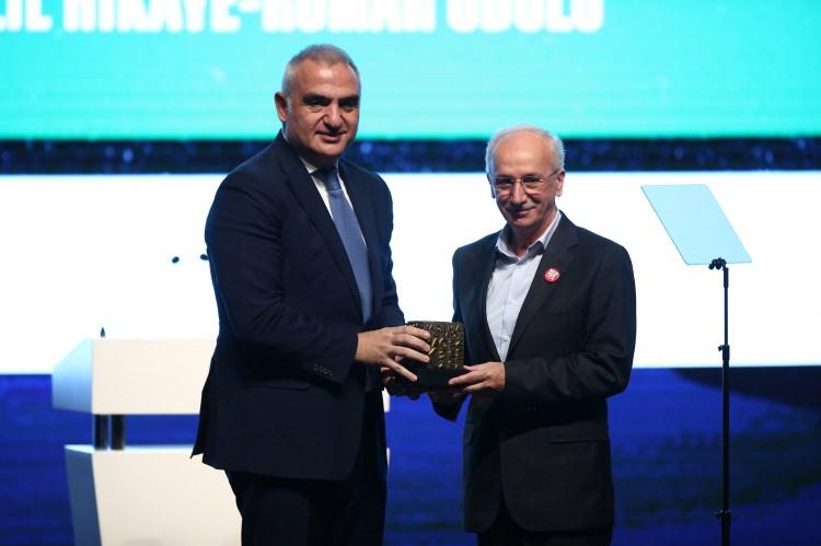 <p>"Necip Fazıl Hikaye-Roman Ödülü" Cemal Şakar</p>