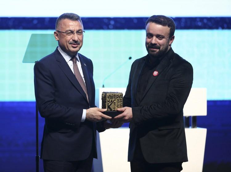<p>"Necip Fazıl İlk Eserler Ödülü" Emin Gürdamur</p>