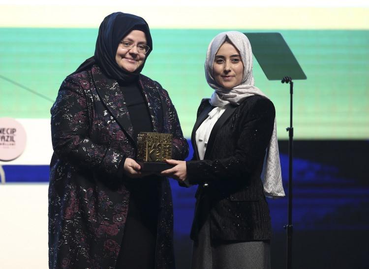 <p>"Necip Fazıl İlk Eserler Ödülü" Meryem Kılıç</p>