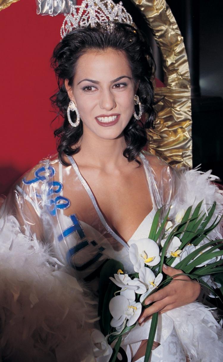 <p><strong>ZEYNEP TOKUŞ KİMDİR?</strong></p>

<p><strong>1977 yılında Ankara'da doğan Zeynep Tokuş, 1998 yılında Star TV'nin düzenlediği güzellik yarışmasında birinci olarak adını duyurdu. </strong></p>
