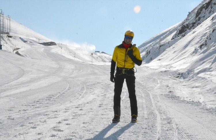 <p>"DAĞCILIK BENİ DAHA ÖZGÜR KILIYOR"</p>

<p> </p>

<p>Tunç Fındık, yaptığı açıklamada, yaşamının 30 yılını dağcılıkla geçirdiğini söyledi.</p>

<p>Dağları çok sevdiğini ve kopamadığını ifade eden Fındık, "Dağcılık ve tırmanışla iç içe olmak beni daha özgür kılıyor. Tırmanış yapmak için dünyanın farklı ve değişik yerlerine gidiyorum. Dağcılıkla temelde istediğim hareketli, aksiyon ve heyecan dolu hayatı yaşıyorum. Hayatımın en önemli kısmı hareketli yaşamım olmasıdır" dedi.</p>
