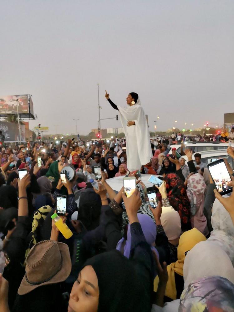 <p>Sudan'da Ömer El Beşir'e karşı ayaklanan halka hitap eden ve gösterilerin sembolü haline gelen 22 yaşındaki aktivist Alaa Salah</p>

<p>Lana H. Haroun</p>
