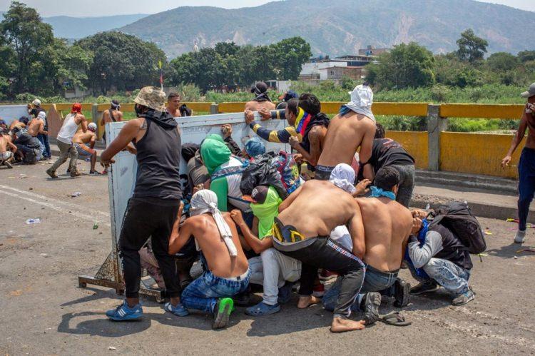 <p>Kolombiya'da Venezuelalı polislerle çatışanlar...</p>
<p>Natalie Keyssar</p>