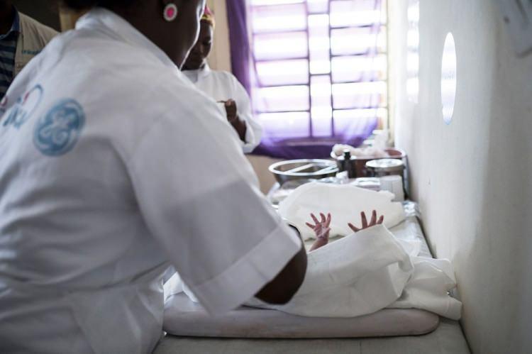 <p>Ebe Topchin Job Goro, Nijerya'da UNICEF'in desteklediği bir klinikte doğumda...</p>
<p>Lynsey Addario</p>