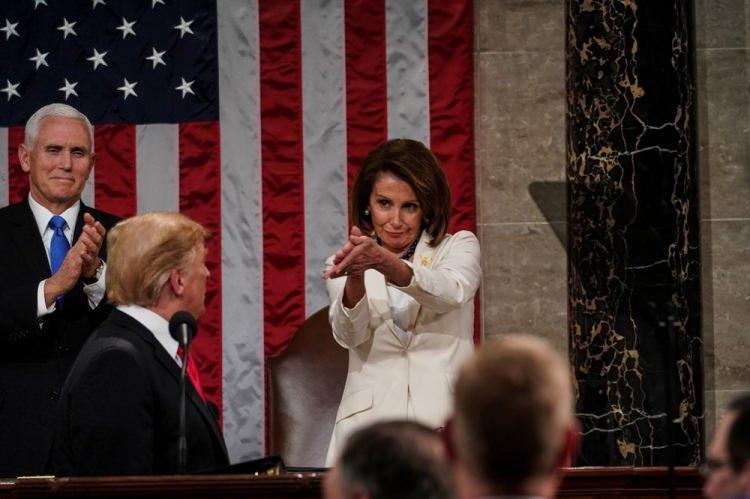 <p>Beyaz Saray Sözcüsü Nancy Pelosi, ABD Başkanı Donald Trump'ı alkışlarken...</p>
<p>Doug Mill</p>