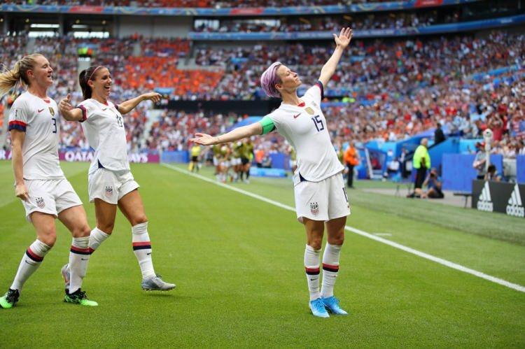 <p>ABD kadın futbol takımı oyuncusu Megan Rapinoe, Fransa'daki Dünya Kupası'nda gol sevincini böyle yaşadı.</p>
<p>Richard Heathcote</p>