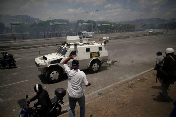 <p>Venezuela'da protesto anında ölümden dönen gösterici</p>
<p>Ueslei Marcelino</p>