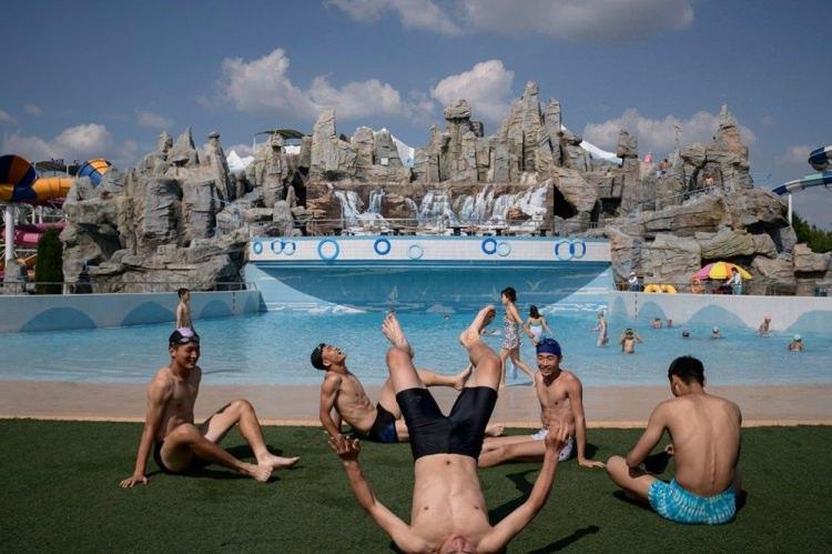 <p>Kuzey Kore Pyongyang'da Munsu Su Parkı'nda keyif yapanlar</p>
<p>Ed Jones</p>