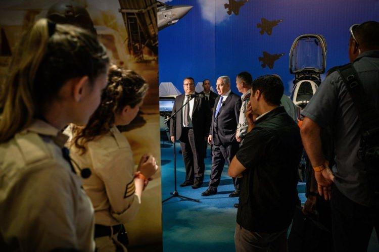 <p>İsrail Başbakanı Benjamin Netanyahu, Kudüs'te İsrail Savunma Gücü sergisini açarken </p>
<p>Yuri Kozyrev</p>