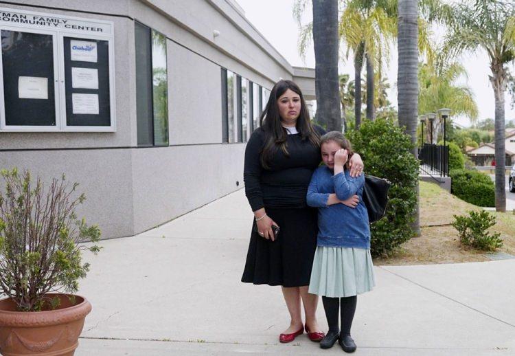 <p>San Diego'daki Poway Sinagogu'na silahlı saldırı sonrası bir kadın ve küçük kız</p>

<p>Sandy Huffaker</p>
