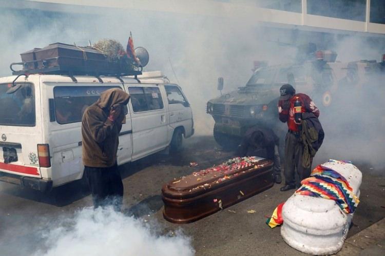 <p>Önceki Bolivya Devlet Başkanı Evo Morales, La Paz'da gaz bombalarının arasında...</p>
<p>Marco Bello</p>