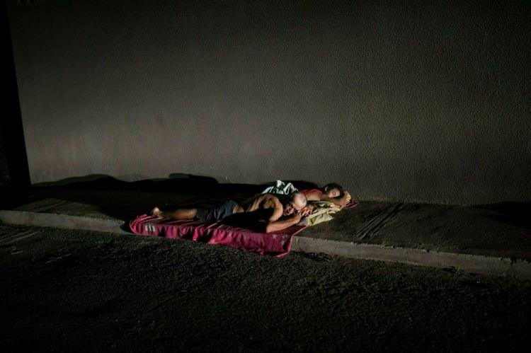 <p>Elektrik kesintileri nedeniyle klimaların çalıştırılamadığı Venezuela Maracaibo'da insanlar 15 Mayıs'ta sıcak nedeniyle sokakta yatarken... </p>

<p>Rodrigo Abd</p>
