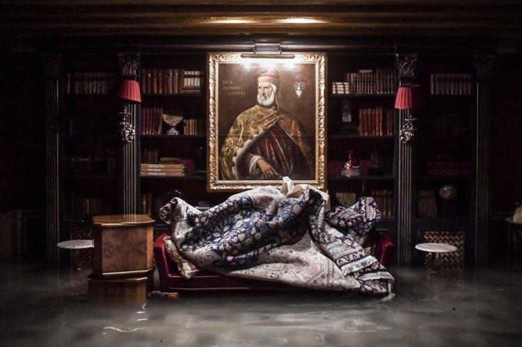 <p>Venedik'teki Gritti Palace adlı otelde sular içinde Venedik temalı oda</p>
<p>Marco Bertorello</p>