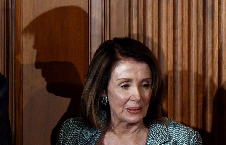 <p>ABD Başkanı&nbsp;Trump'ın g&ouml;lgesi Beyaz Saray S&ouml;zc&uuml;s&uuml;&nbsp;Nancy Pelosi'nin &uuml;zerinde</p>

<p>Olivier Douliery</p>
