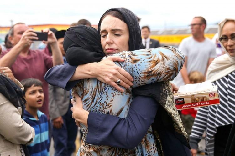 <p>Cami saldırısı sonrası Yeni Zelanda Başbakanı Jacinda Ardern, M&uuml;sl&uuml;man vatandaşı teselli ederken...</p>

<p>Hagen Hopkins</p>
