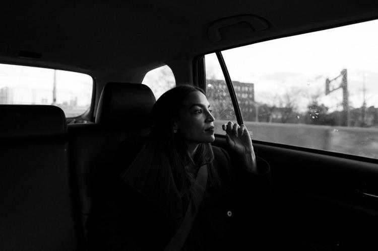 <p>ABD'de Cumhuriyet&ccedil;i&nbsp;Alexandria Ocasio-Cortez,&nbsp;Queens'te bir topluluk y&ouml;netim kurulu toplantısına giderken...</p>

<p>Krisanne Johnson</p>
