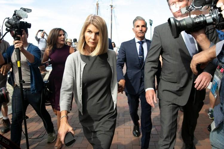 <p>Full House dizisi oyuncusu Lori Loughlin ve eşi Mossimo Giannulli, kızlarının &uuml;niversiteye kabul&uuml; i&ccedil;in r&uuml;şvet su&ccedil;laması nedeniyle mahkemeye giderken...</p>

<p>Katherine Taylor</p>
