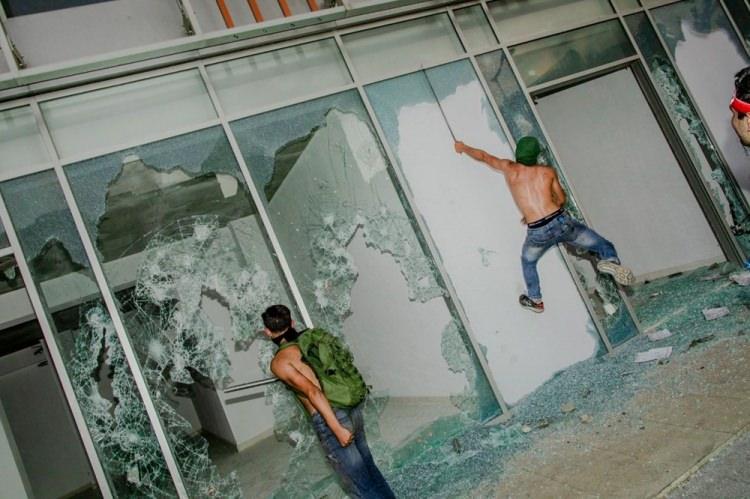 <p>Beyrut'ta h&uuml;k&uuml;met karşıtı protestocular</p>

<p>Myriam Boulos</p>

