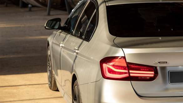 <p>BMW’nin geleneksel böbrek ızgaralarına entegre far tasarımıyla ön plana çıkan altıncı nesil, aynı zamanda büyüyen boyutlarıyla da dikkat çekiyor. </p>