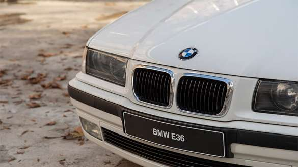 <p><strong>BMW 3 Serisi’nin üçüncü nesli, E36 (1990)</strong></p>
<p>Üçüncü nesil BMW 3 Serisi markanın geçmişinde önemli bir yere sahip olan sıralı altı silindirli motorları, aerodinamik öncelikler gözetilerek hazırlanmış çarpıcı tasarımı ve çeşit çeşit gövde tipiyle dikkat çekiyor.</p>