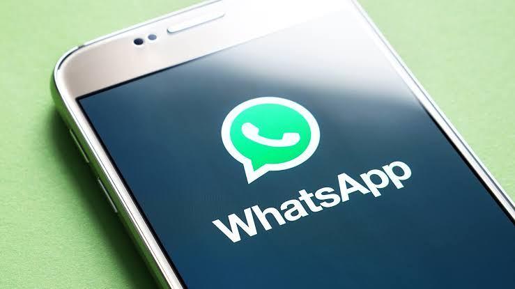 <p>EMOJİ TARAMASI</p>

<p>WhatsApp'ta çok fazla emoji var, evet. Bazen doğru anda doğru emoji'yi bulmak çok zor olabiliyor. Artık istediğiniz emoji'yi kelime kullanarak aramanız mümkün olacak. Ancak bu özelliği kullanmak için 'auto correct' özelliğinizin açık olması gerekiyor.</p>
