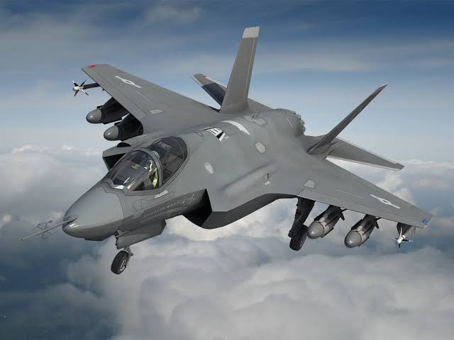 <p>Radara yakalanmayan modunda taklaşık 2 bin 500 ton silah taşıyabilen F-35'ler bu moda ihtiyaç duymadığında 10 bin tona kadar silah yükleyebiliyor.</p>
