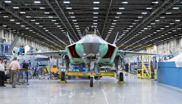 <p>F-35'in 3 ayrı konfigürasyonu bulunuyor. Geleneksel kalkış ve iniş (CTOL) yeteneğine sahip F-35A, iniş ve kalkış yapabilmek için piste ihtiyaç duyuyor.</p>
