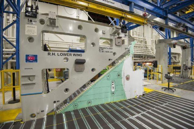 <p>Uçak gemileri için tasarlanmış versiyon (CV) F-35C ise helikopterler gibi olduğu yerden yükselerek kalkış yapıp ve aynı şekilde inebiliyor.</p>
