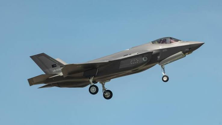 <p>F-35, sahip olduğu Link-16 ve MADL haberleşme sistemleriyle tespit ettiği tehditleri etrafında bulunan diğer F-35 ve silah sistemleriyle paylaşabiliyor, bu sayede harp ortamındaki farkındalık seviyesi artırılıyor.</p>
