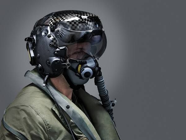 <p>Özel üretilen kasklar da pilotu adeta uçağa bağlayarak kokpiti daha rahat kullanma imkanı tanıyor.</p>
