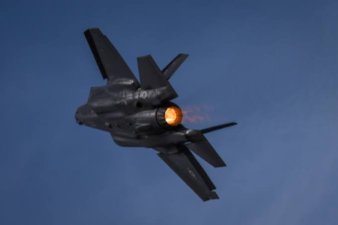 <p>Bomba mühimmatı zengenliğiyel dikkat çeken F-35'ler MK-84, MK-83, MK-82 genel maksat bombaları, CBU-100 küme bombası, Paveway serisi lazer güdümlü bombalar, GBU-39 SDB küçük çap bombalar, JDAM serisi bombalar, B61 Nükleer bomba ve AGM-154 JSOW bombaları da atabiliyor.</p>
