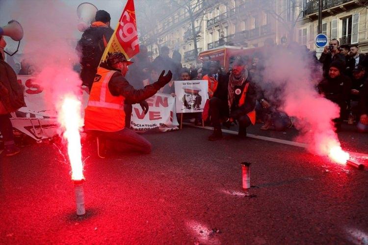 <p>Grevler nedeniyle Paris'te ve çeşitli kentlerde sağlık, kamu ve ulaşım hizmetlerinde ciddi aksamalar yaşanıyor.</p>
<p> </p>