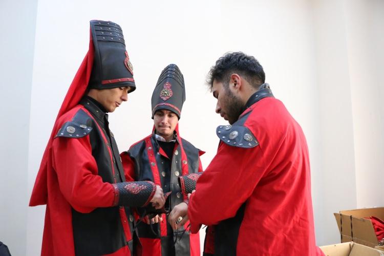 <p>Üniversite yönetimi, açılışlarda ve çeşitli etkinliklerde katılımcıların milli duygularına hitap etmek için iki yıl önce mehter takımı kurmaya karar verdi. Öğrencilerden ve personelden oluşan 50 kişilik bir ekiple çalışmalarına başlayan mehter takımına Ugandalı 4 öğrenci de katıldı. Oldukça ilgi gören Ugandalı öğrenciler davuldan zile, kösten nakkareye kadar bütün aletleri çalıyor.</p>
