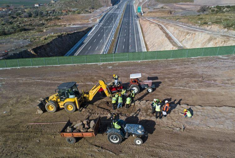 <p>Arkeologlar, köprünün yapılacağı alanda bulunan yol ve mezarların rölöve, kot ve koordinatını belirleyerek numaralar verdi.</p>
<p> </p>