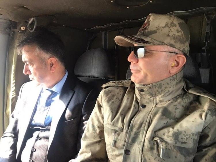 <p>Van Jandarma Asayiş Kolordu Komutanlığınca 3 bin 480 personelin katılımıyla başlatılan ’Kıran-8 Sehi Ormanları Operasyonu’ devam ederken, Vali Oktay Çağatay ile beraberindeki komutanlar operasyon bölgesine gitti.</p>

<p> </p>
