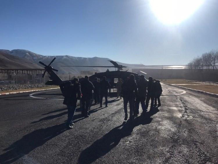 <p>Bitlis ve Siirt illerinde bölücü terör örgütünün kış üslenmesine girmesini engellemek ve bölgede barındığı değerlendirilen teröristleri etkisiz hale getirmek maksadıyla Van Jandarma Asayiş Kolordu Komutanlığınca başlatılan Kıran-8 Sehi Ormanları Operasyonu sürüyor. Bitlis Valisi Oktay Çağatay, Van Jandarma Asayiş Kolordu Komutanı Hacı İlbaş ve Bitlis İl Jandarma Komutanı Tuğgeneral Nail İlbey de helikopterle bölgeye gitti. Van Jandarma Asayiş Kolordu Komutanlığında görevli jandarma komando, jandarma özel harekat, polis özel harekat ve güvenlik korucuları timlerinden oluşan 3 bin 480 personelin görev aldığı operasyon kapsamında Çeltikli Karakolunu ziyaret eden Vali Çağatay ve beraberindekiler, ilgililerden bilgi aldı.</p>

<p> </p>
