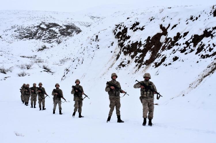 <p>Kulede gözetleme yapan jandarma er Melih Tora da "Ailemiz bizleri merak etmesin, bizler iyiyiz. Devletimizin ve birlik komutanlarımızın himayesindeyiz. </p>

<p> </p>

