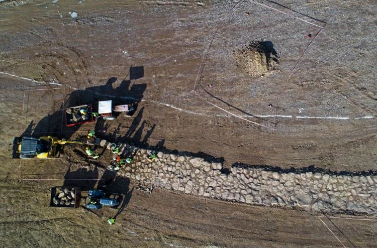 <p>Otoyolla birlikte yapımı tamamlanan köprü üzerine ilk etapta "antik yol"un taşları ve üç podyum mezar yapısı yerleştirildi.</p>

<p> </p>
