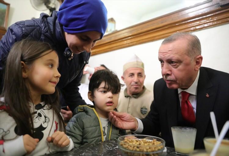 <p>Burada sevgi gösteriyle karşılanan Erdoğan, vatandaşlara boza ikram etti.</p>

<p> </p>
