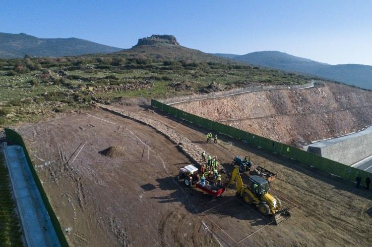 <p>İmalat sonrası köprünün üst ve yan bölümleri toprakla kapatıldı ve proje de tünel şekline büründü. </p>
<p> </p>
