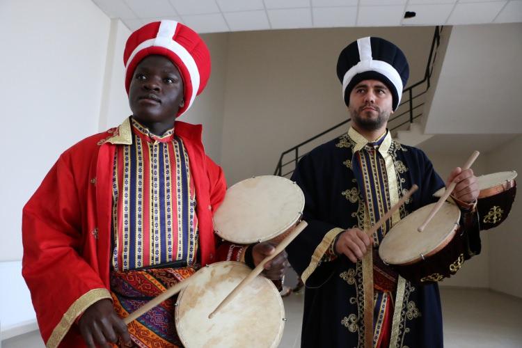 <p>Turizm işletmeciliği bölümü 2. sınıf öğrencisi Ugandalı İsmail Turabi de liseyi Kayseri'de okuduğunu, mehter takımını orada gördüğünü belirtti. Üniversite için Aksaray'a geldiğinde mehter takımına katılmaya karar verdiğini anlatan Turabi, şunları söyledi:</p>
