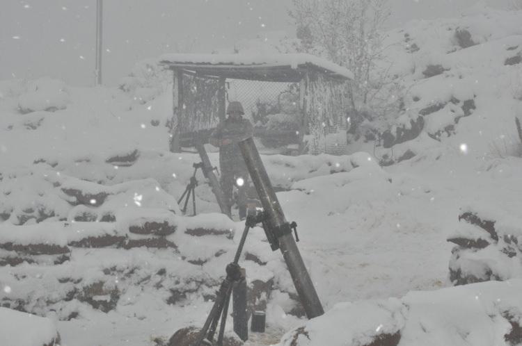<p>Türk Silahlı Kuvvetleri (TSK) tarafından Irak sınır hattında yürütülen Pençe-3 harekatı, zorlu coğrafya ve çetin kış koşullarına rağmen hız kesmeden sürüyor.</p>
