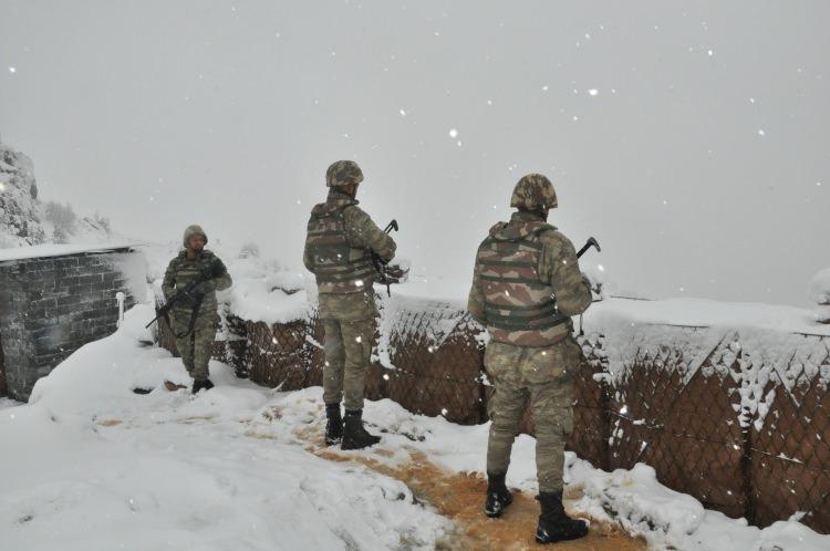 <p>Şırnak 23. Piyade Tümen Komutanlığı, 6'ncı Hudut ve 48'inci Hudut Tugay Komutanlığı'na bağlı birlikler bir yandan teröristlerle mücadele ederken, bir taraftan da zorlu hava şartları ile mücadele ediyor.</p>
